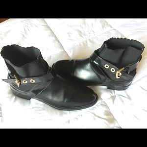 Flat boots. Color black